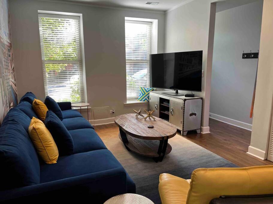 Apartment Trendy West Town Flat - 2 Bed / 1.5 Bath W Parking *