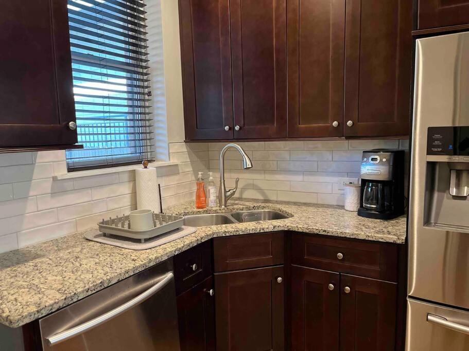 Trendy West Town Flat - 2 Bed / 1.5 Bath W Parking