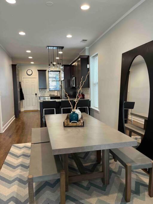 Apartment Trendy West Town Flat - 2 Bed / 1.5 Bath W Parking