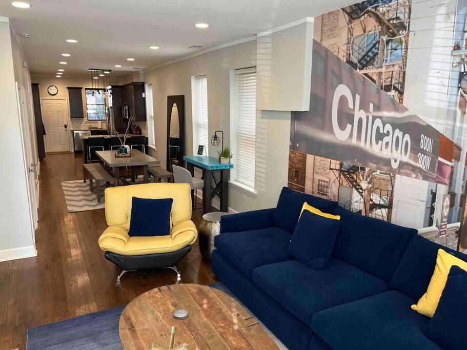 Trendy West Town Flat - 2 Bed / 1.5 Bath W Parking Apartment