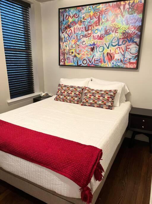 Trendy West Town Flat - 2 Bed / 1.5 Bath W Parking Apartment