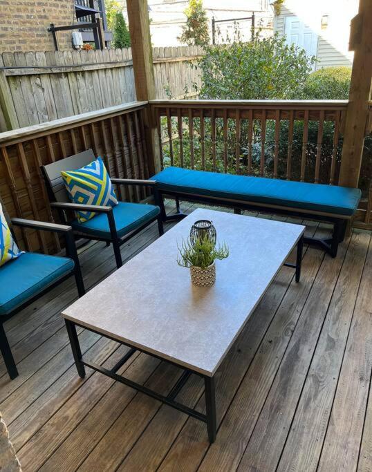 Trendy West Town Flat - 2 Bed / 1.5 Bath W Parking Chicago