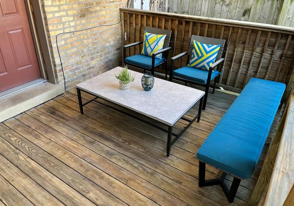 Apartment Trendy West Town Flat - 2 Bed / 1.5 Bath W Parking