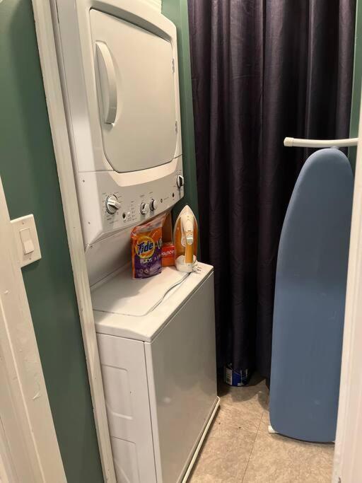 Trendy West Town Flat - 2 Bed / 1.5 Bath W Parking