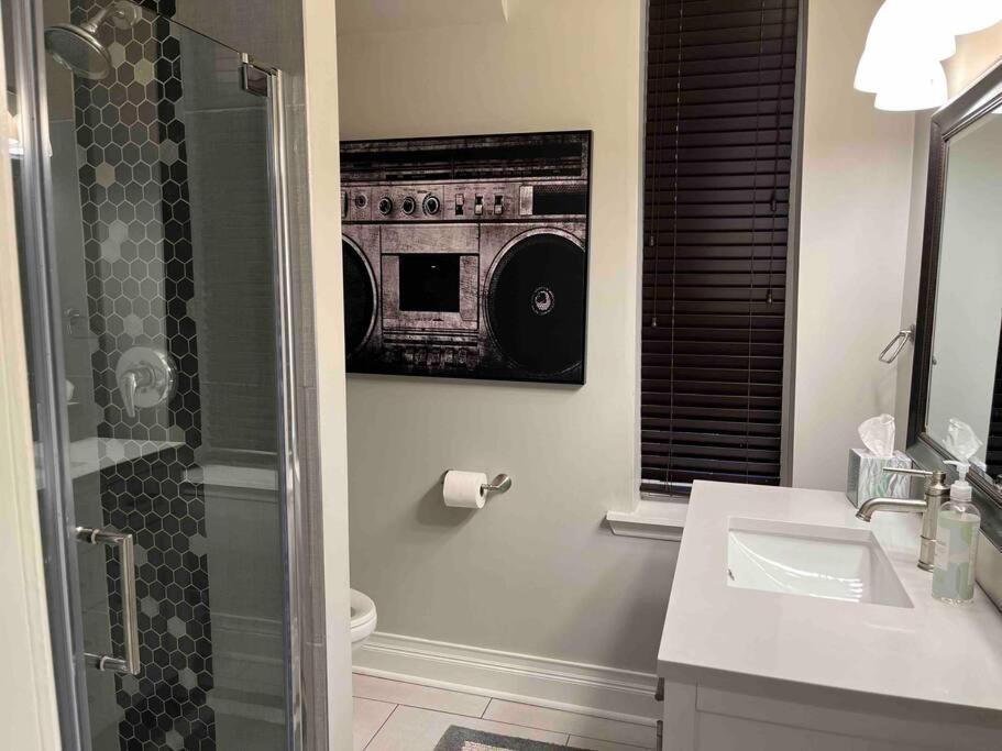 Trendy West Town Flat - 2 Bed / 1.5 Bath W Parking * Chicago