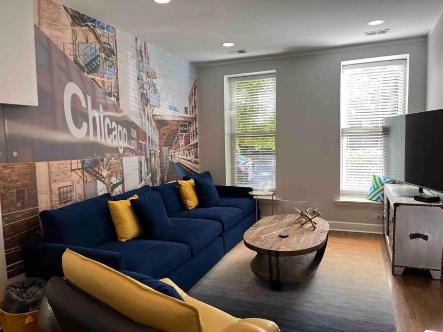 Trendy West Town Flat - 2 Bed / 1.5 Bath W Parking *