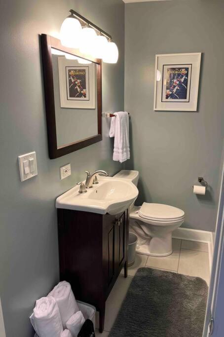 Apartment Trendy West Town Flat - 2 Bed / 1.5 Bath W Parking *